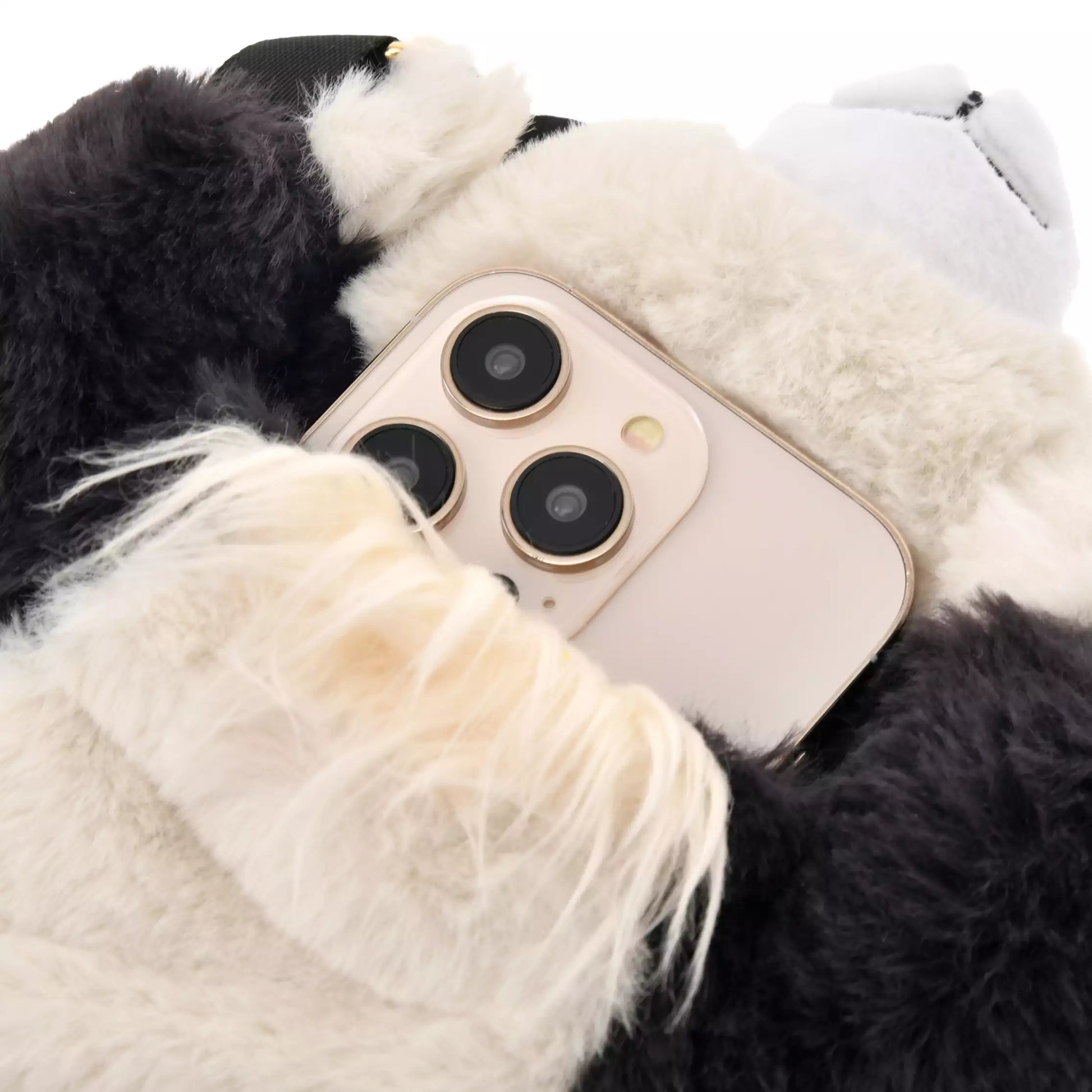 Disney Store Japan Cat Day 2026 limited edition merchandise. Japan exclusive Disney character goods featuring Lucifer, Figaro, and Marie with a chic antique design aesthetic. Figaro multi pochette. shop at LEALEA MART.