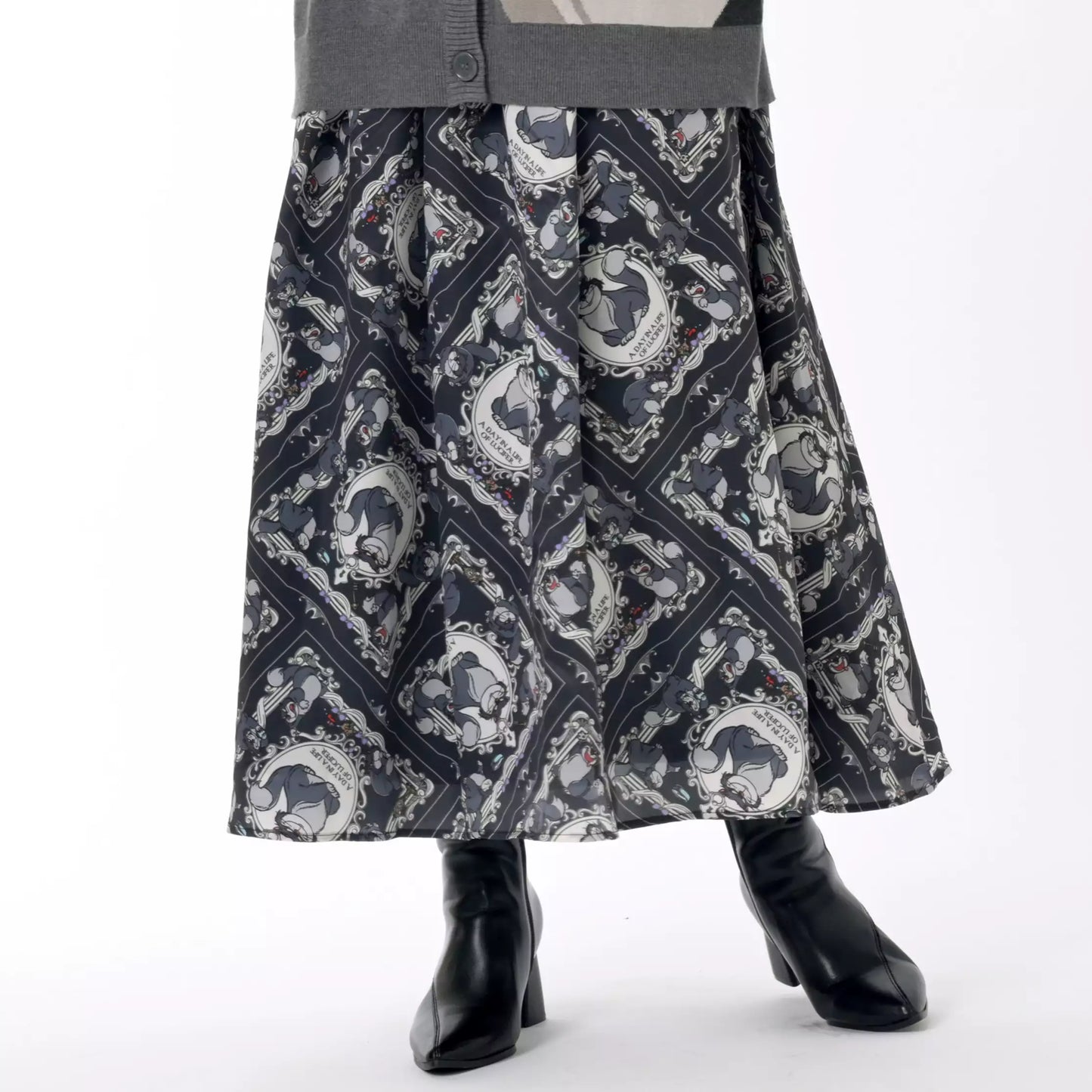 Skirt from the Disney Cat Day 2026 collection. Black polyester skirt featuring Lucifer in a sitting pose. Exclusive Japanese Disney merchandise celebrating February 22nd.