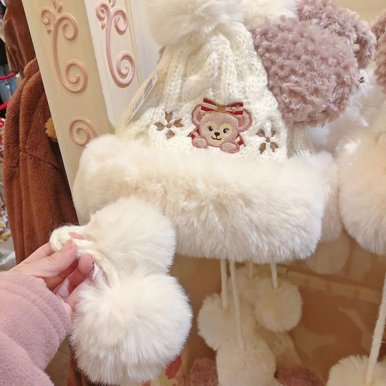 SHDL - Christmas 2022 - Duffy and Friends - Knit hat