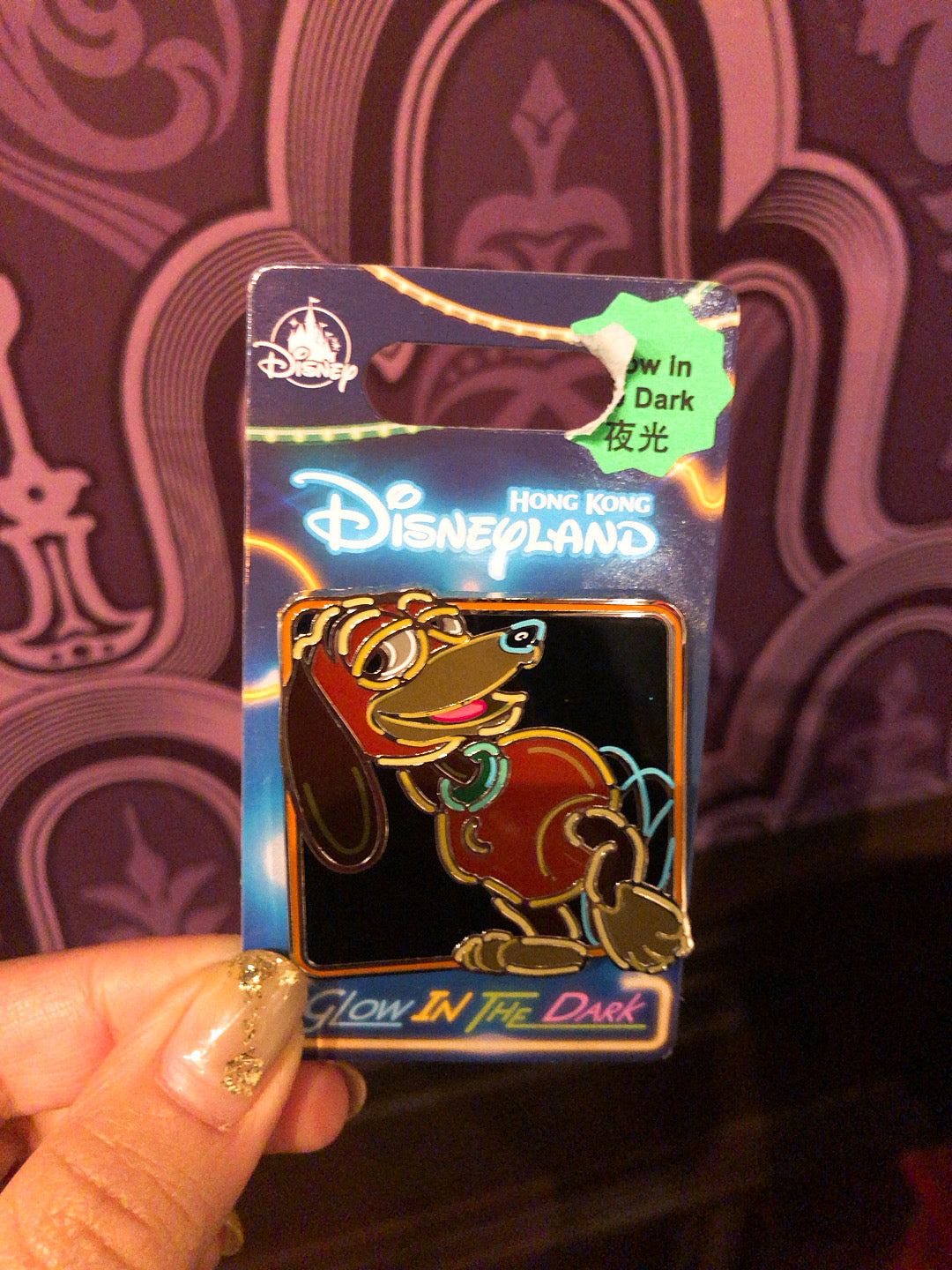 HKDL - Glow in dark pin