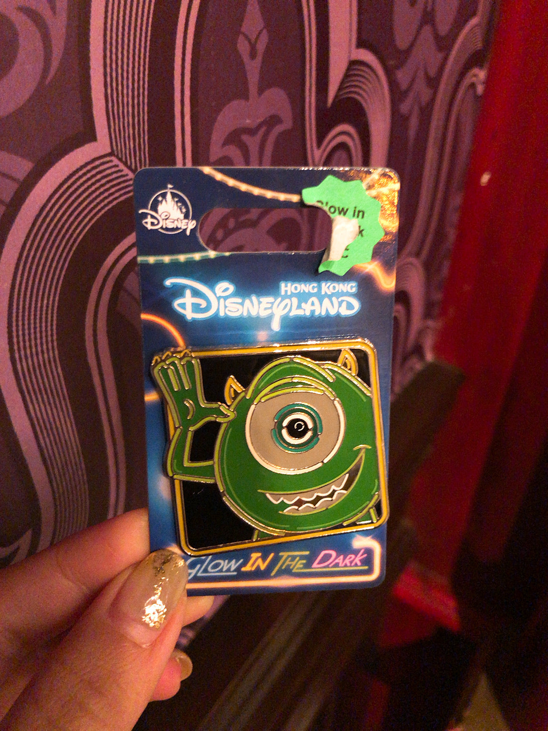 HKDL - Glow in dark pin